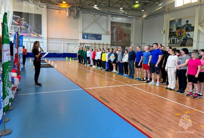 Старорусские спасатели сдали нормативы на золотой значок ГТО