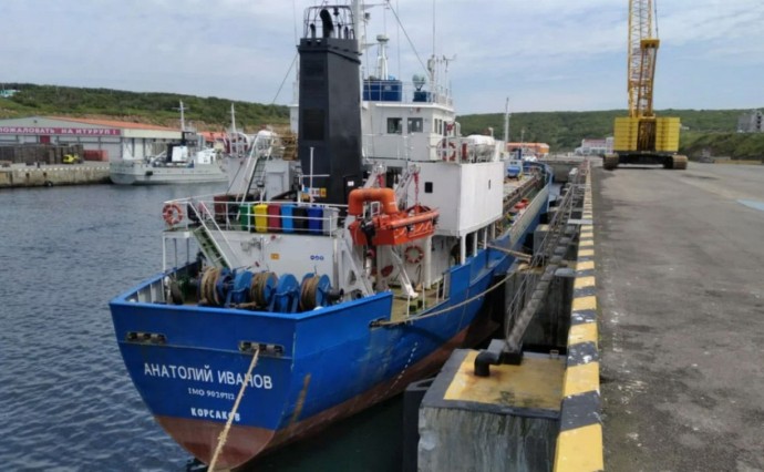 Сухогруз с топливом для Итурупа не успел разгрузиться и ушел на рейд