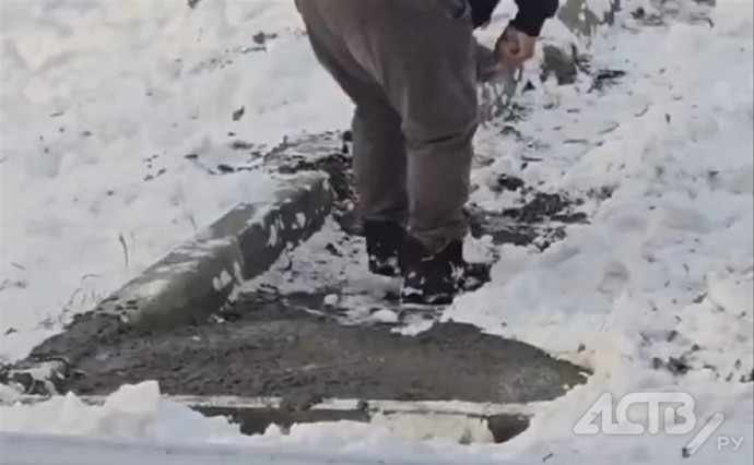 В Южно-Сахалинске рабочие совершали странные действия, укладывая бетон в снег