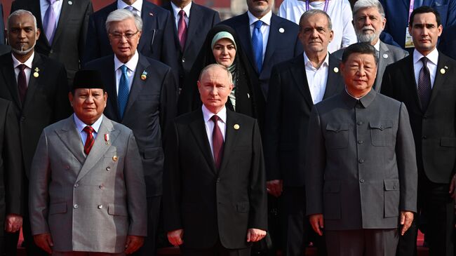Президент Индонезии опубликовал фото с Путиным с парада в Китае