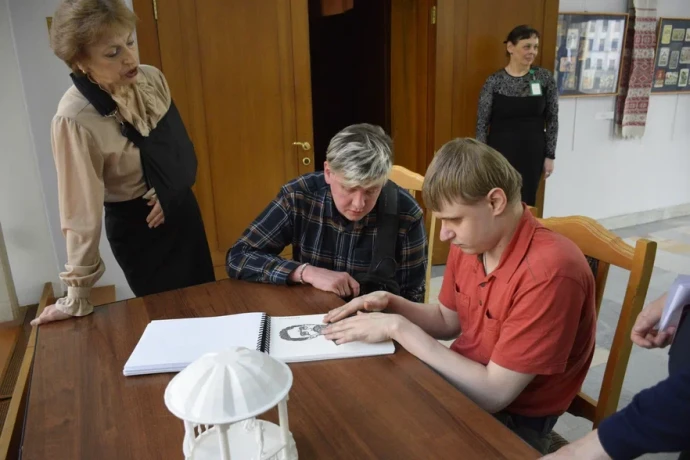 «Чайка», доступная для всех: в Российской государственной библиотеке искусств презентовали многоформатный альбом для слепых и слабовидящих «Чайка», доступная для всех: в Российской государственной библиотеке искусств презентовали многоформатный альбом для слепых и слабовидящих