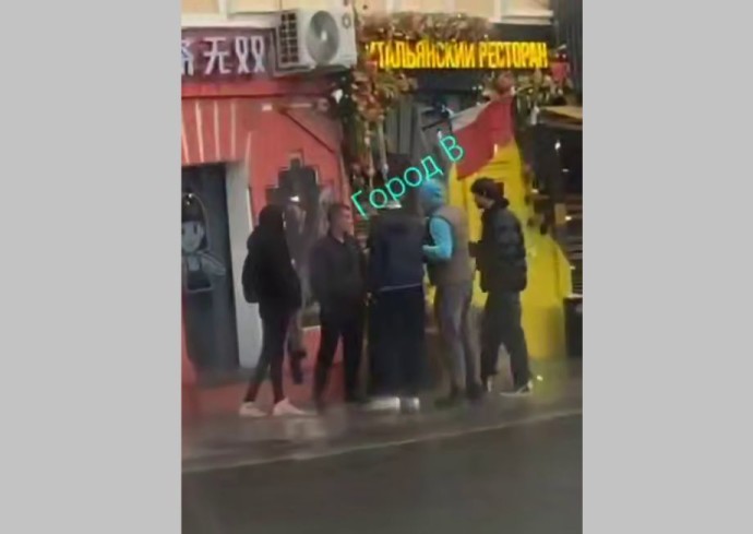 Выходные во Владивостоке: нетрезвые гопники среди бела дня избивают людей в центре города Выходные во Владивостоке: нетрезвые гопники среди бела дня избивают людей в центре города