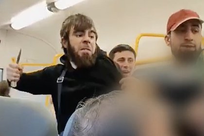 Не оплатившие проезд мужчины набросились с ножом на контролера электрички в Подмосковье