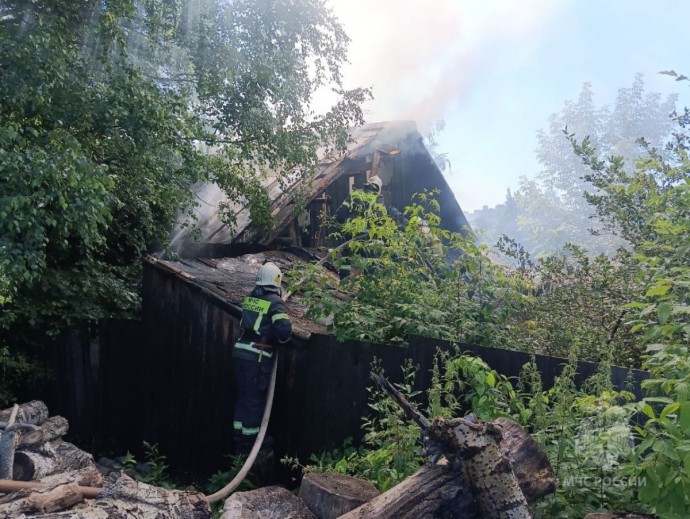 В Кирове загорелся жилой дом В Кирове загорелся жилой дом