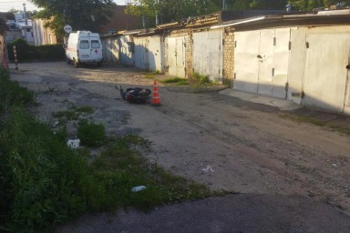 В орловском гаражном кооперативе насмерть разбился водитель скутера