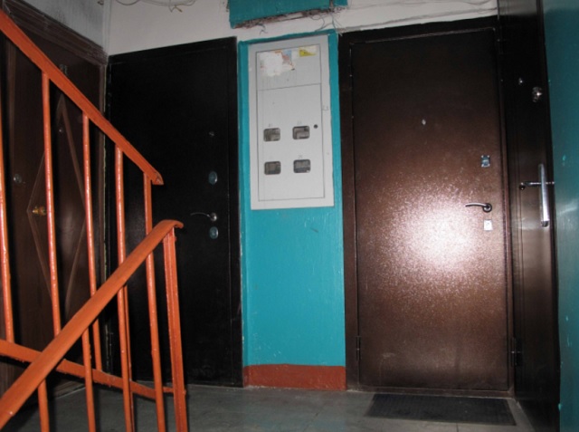 В Саранске вынесен приговор шумевшим в подъезде хулиганам, избившим сделавшего им замечание жильца В Саранске вынесен приговор шумевшим в подъезде хулиганам, избившим сделавшего им замечание жильца