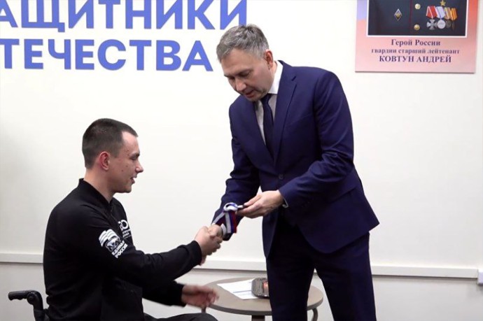 В ЕАО впервые передали автомобиль с ручным управлением ветерану спецоперации