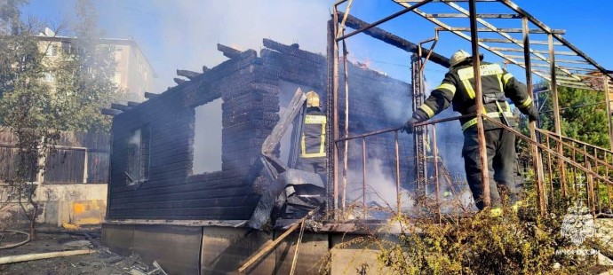 Тульские пожарные потушили загоревшуюся дачу