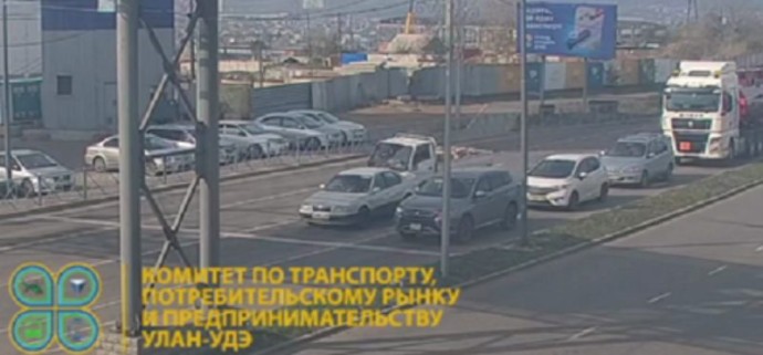 Грузовичок с дровами парализовал движение в центре Улан-Удэ