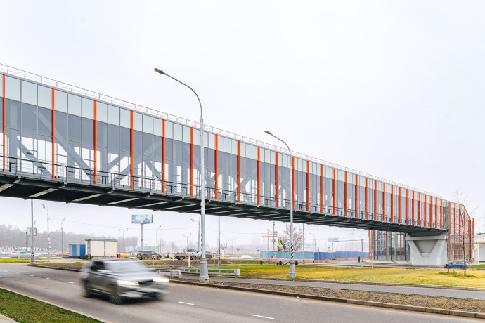 Пешеходный переход построили у станции метро «Корниловская»