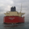 Застрявший на Севморпути нефтяной танкер выбирается вдоль берега и с ледоколом