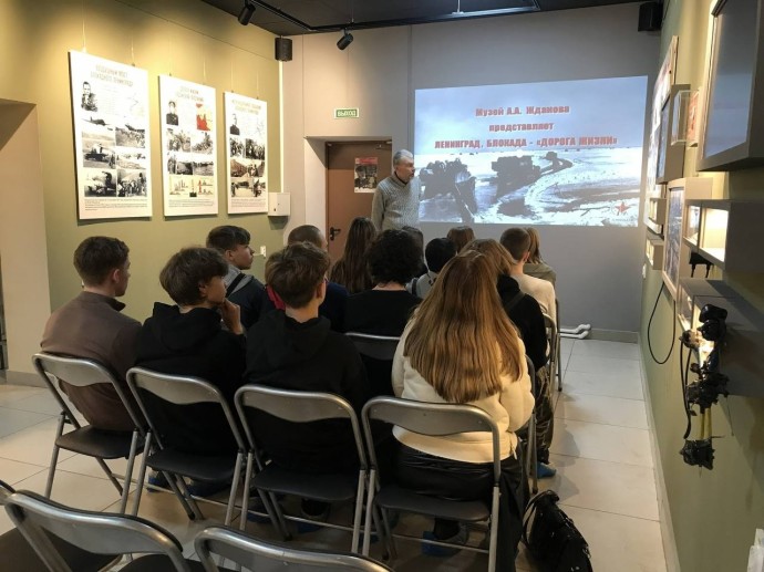 В мариупольском Музее Жданова открылась выставка «Дорога жизни» В мариупольском Музее Жданова открылась выставка «Дорога жизни»