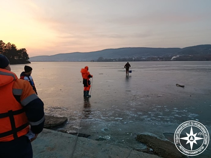 В Башкирии спасатели эвакуировали рыбака с опасного льда