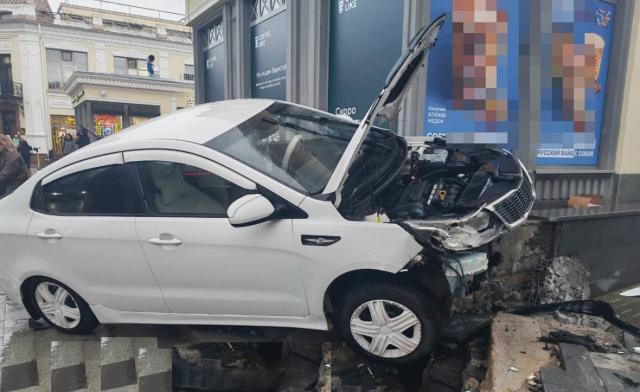 Водитель Kia влетел в здание кафе на Гостином дворе в Уфе