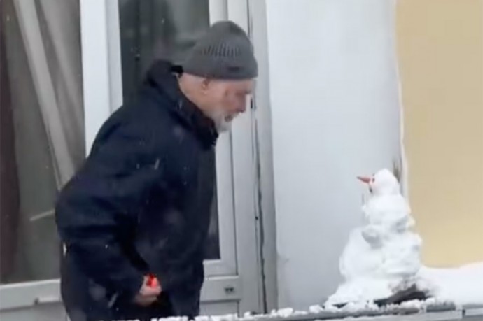 Пожилой москвич слепил апрельского снеговика и очаровал пользователей сети. Особенно хороша была шапочка