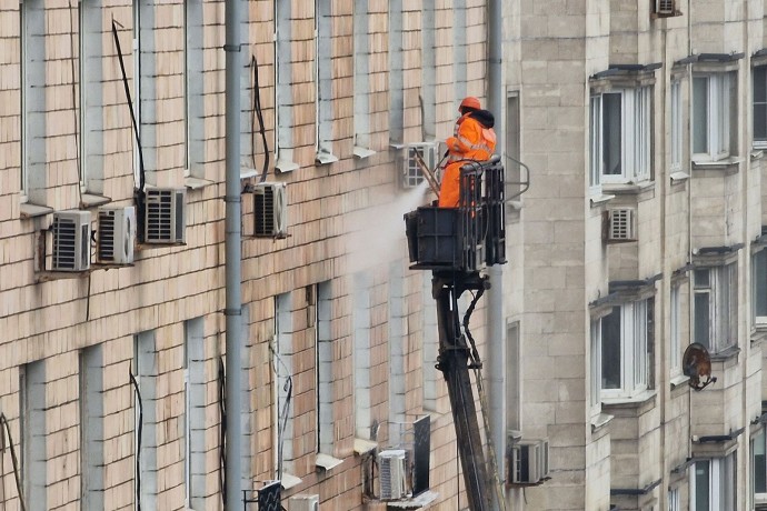 Специалисты начали промывку фасадов зданий