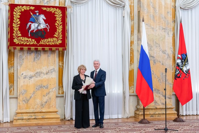 Собянин наградил заслуженных москвичей накануне Дня народного единства Собянин наградил заслуженных москвичей накануне Дня народного единства