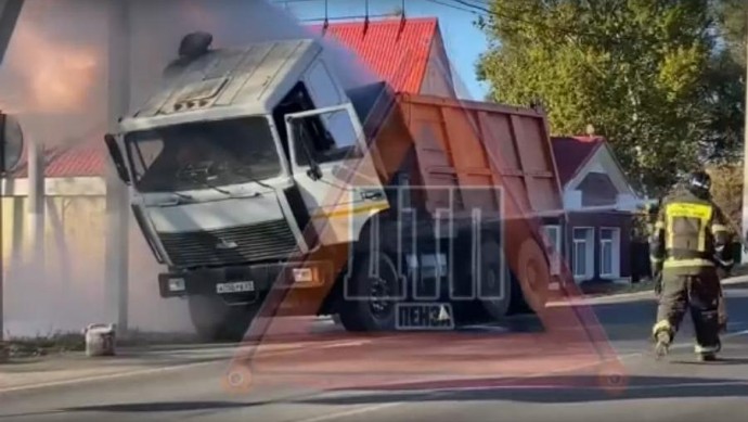 В селе под Пензой загорелся самосвал