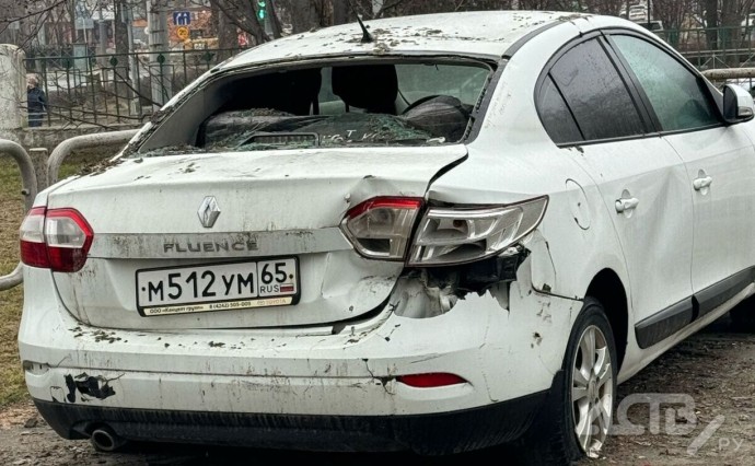 Во дворе дома в Южно-Сахалинске "оттаяла" машина