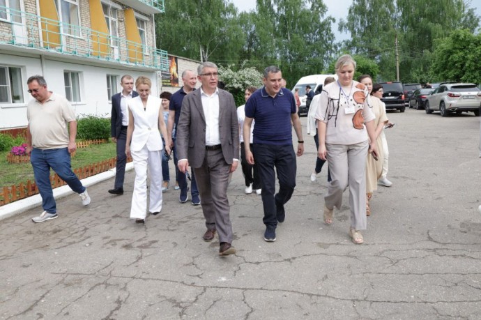 Александр Хинштейн проведал курян в ПВЗ в Тульской области