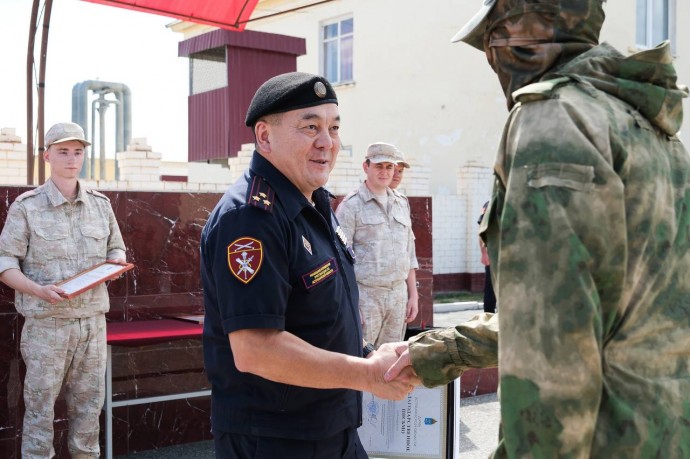 Астраханским бойцам Росгвардии вручили благодарности от губернатора и ведомственные награды