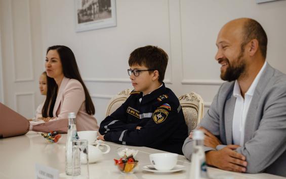 Курскому школьнику вручат медаль Совета Федерации за спасение дедушки во время атаки БПЛА Курскому школьнику вручат медаль Совета Федерации за спасение дедушки во время атаки БПЛА