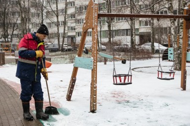 Невидимые герои города: как дворники и механизаторы создают комфорт в Петербурге