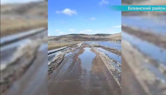 Речка Тарасинка разлилась в Боханском районе и подтопила трассу