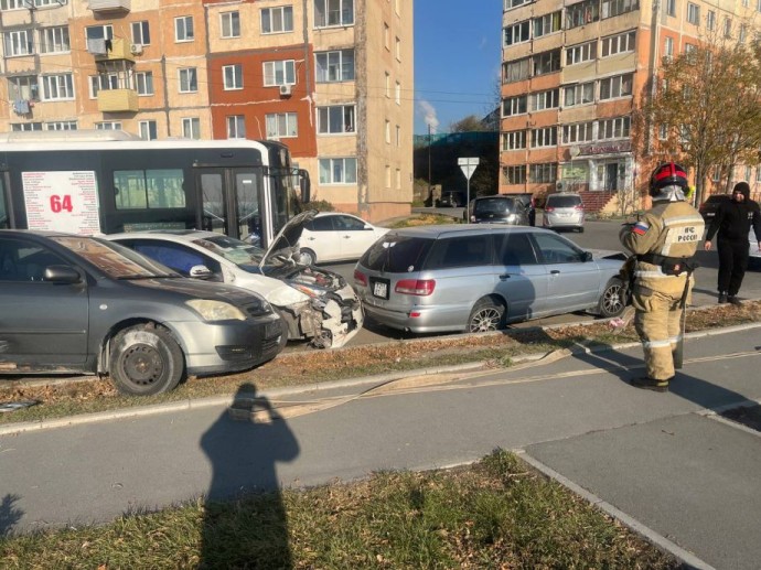 Таксист за рулем уснул и устроил массовое ДТП во Владивостоке Таксист за рулем уснул и устроил массовое ДТП во Владивостоке