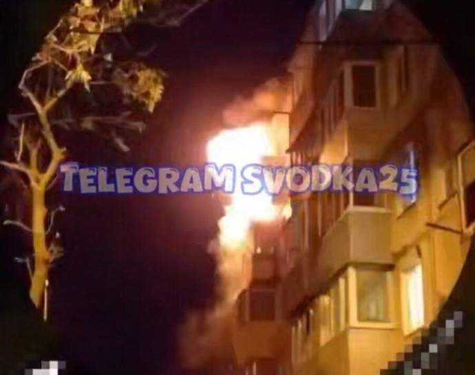 Квартира полыхает на глазах у прохожих на Беляева во Владивостоке Квартира полыхает на глазах у прохожих на Беляева во Владивостоке