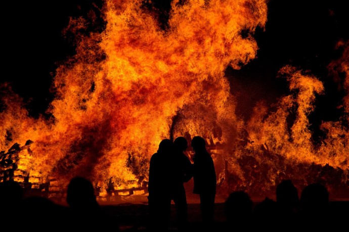 Женщины могут сгореть заживо в атакованном ВСУ доме