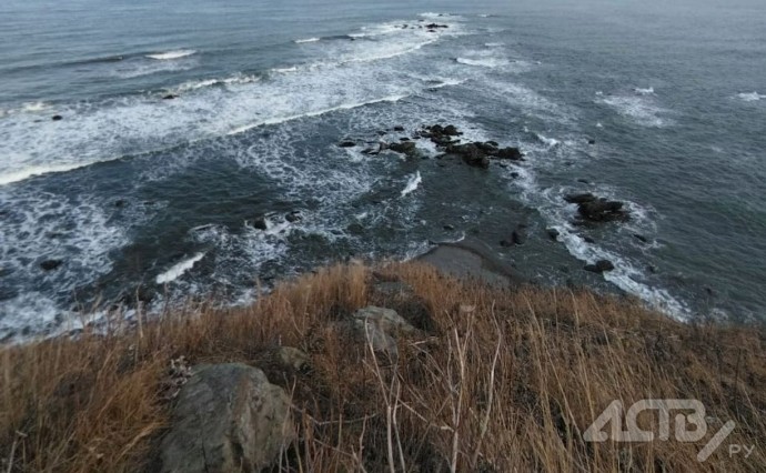 Туристы не отпускают живописный мыс Острый на Сахалине даже в ноябре Туристы не отпускают живописный мыс Острый на Сахалине даже в ноябре