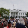 В США тысячи людей вышли на улицы против политики Трампа