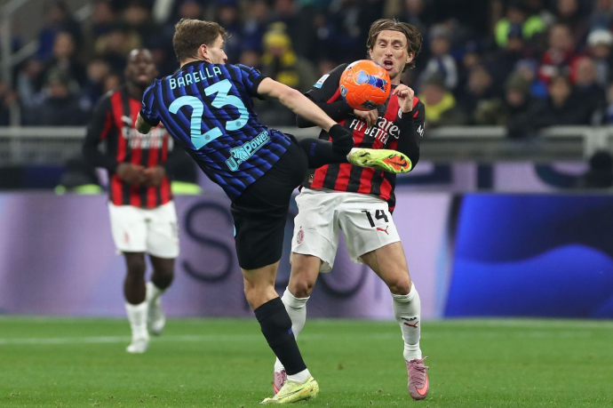 "Милан" нанёс поражение "Интеру" в матче Серии А "Милан" нанёс поражение "Интеру" в матче Серии А