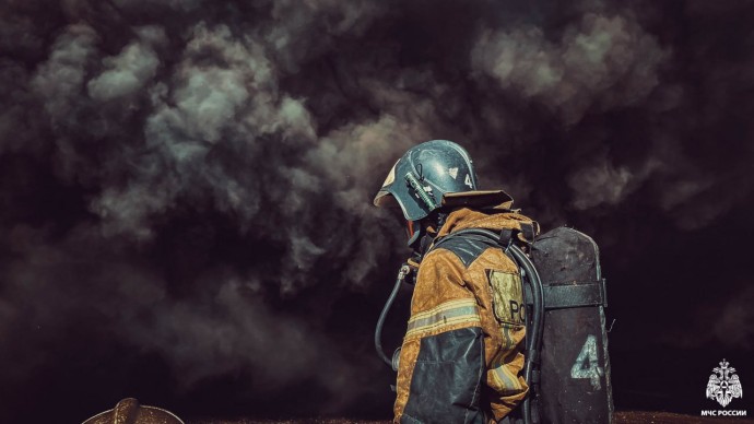 Под Астраханью 11 пожарных тушили горящий кондитерский цех