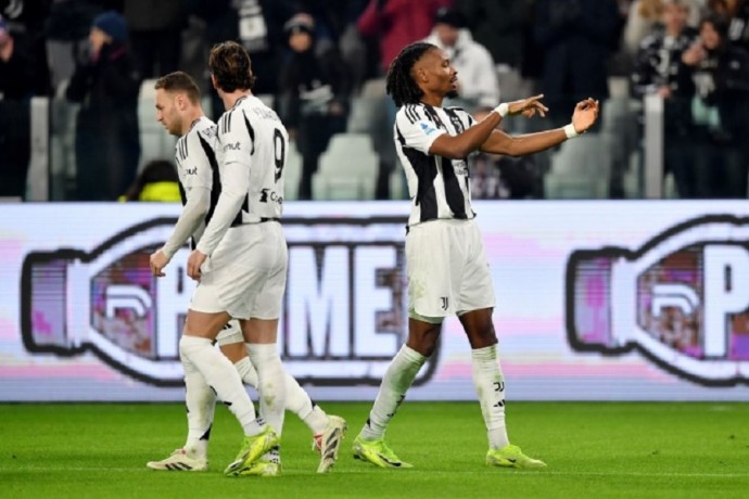 "Ювентус" возглавил Серию А после победы в "дерби Италии" "Ювентус" возглавил Серию А после победы в "дерби Италии"