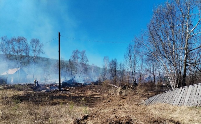 В Анивском районе потушили пожар вблизи частных домов