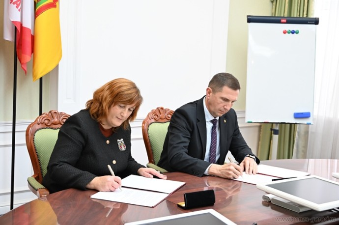 Олег Денисов и пензенский филиал фонда Защитники Отечества подписали соглашение о сотрудничестве Олег Денисов и пензенский филиал фонда Защитники Отечества подписали соглашение о сотрудничестве