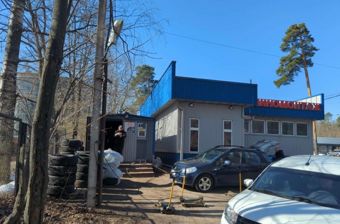 На Лиственной улице начали сносить незаконный автосервис