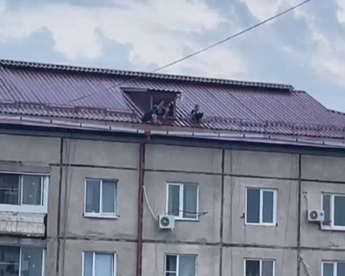 Смертельные игры: Трое подростков замечены на крыше в Приморье
