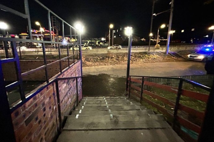 В Улан-Удэ мужчина погиб, упав с лестницы под машину