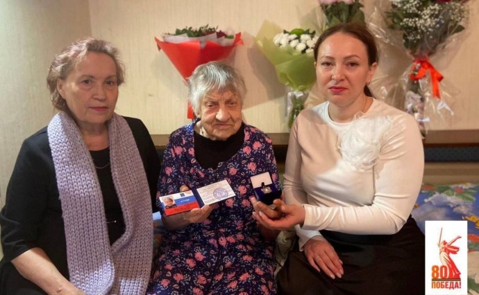 Ветерана Великой Отечественной войны из Холмска в 102-й день рождения наградили знаком "За заслуги"