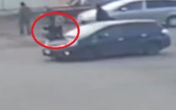 В Улан-Удэ торопливая девушка попала под колёса автомобиля В Улан-Удэ торопливая девушка попала под колёса автомобиля