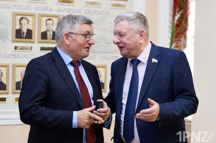 29 улыбчивых депутатов: фоторепортаж с пензенского ЗакСобрания