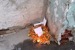 В Саратове возле дома Романа Абрамовича устроили алтарь «для привлечения жениха»