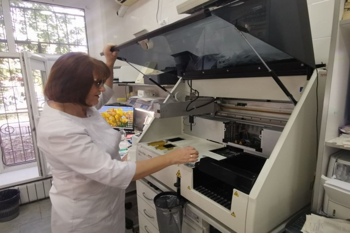 В поликлинике Энгельса новое оборудование помогает значительно сократить время выполнения анализов