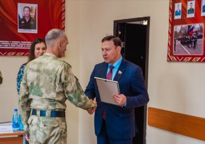 Сенатор от Приморья ответил в Чугуевке на вопросы военнослужащих Сенатор от Приморья ответил в Чугуевке на вопросы военнослужащих