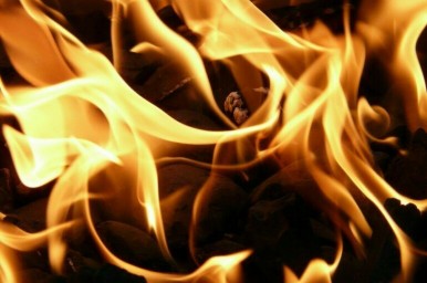 Три хозпостройки загорелись в Курской области из-за падения осколков беспилотников