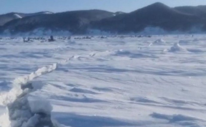 В заливе Мордвинова ломает лёд