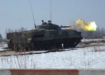 Курсанты ДВОКУ в Приамурье отрабатывают точность стрельбы и управление БМП